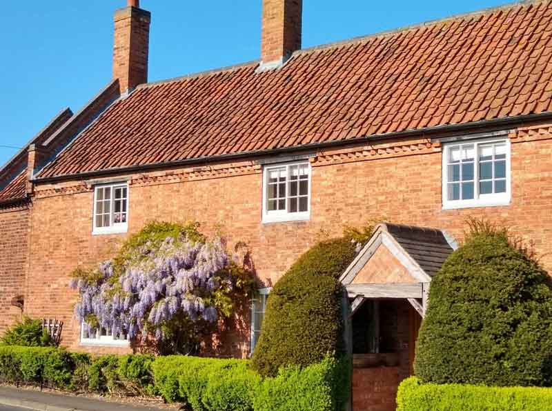 Wisteria-clad cottage in Plumtree
